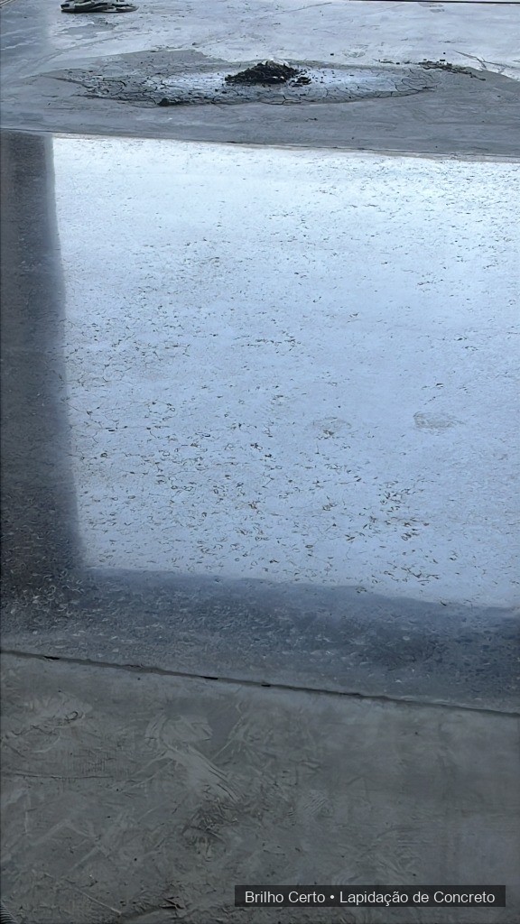 Recepção corporativa com piso de concreto lapidado moderno