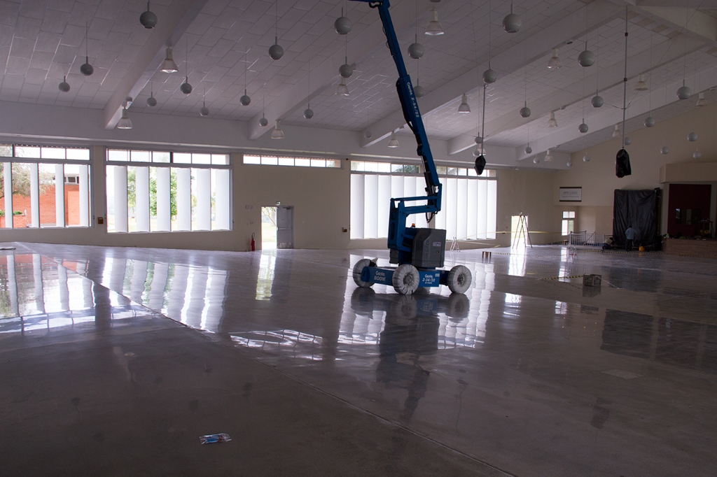 Showroom com acabamento premium espelhado e plataforma genie