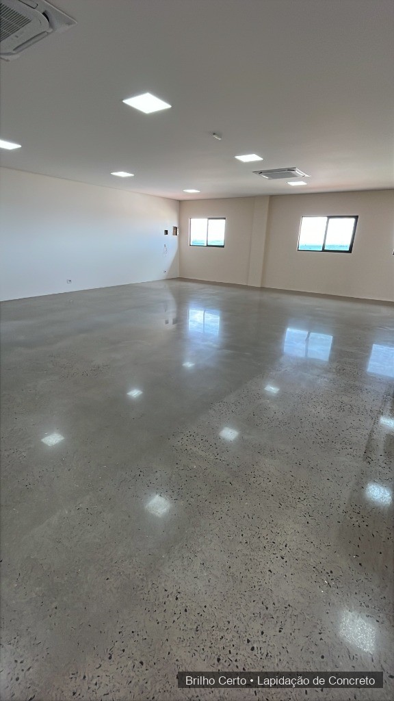 Corredor comercial com piso polido e alta reflexão de luz