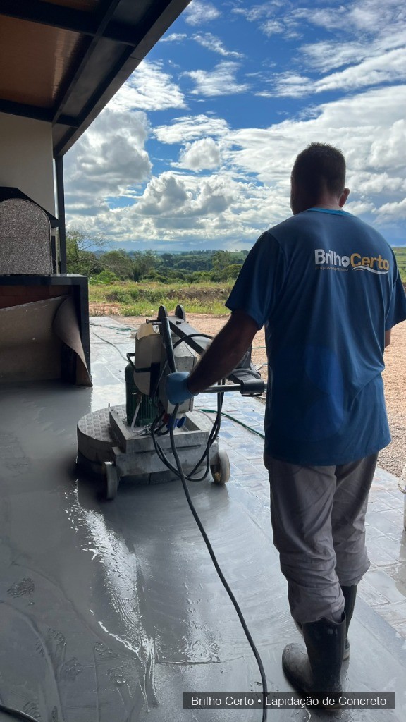 Operário realizando limpeza pós-lapidação com lavadora Karcher profissional