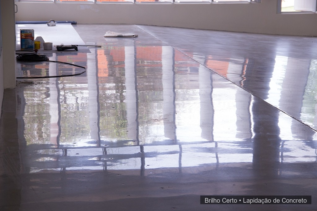 Piso de concreto polido de alto brilho em showroom comercial