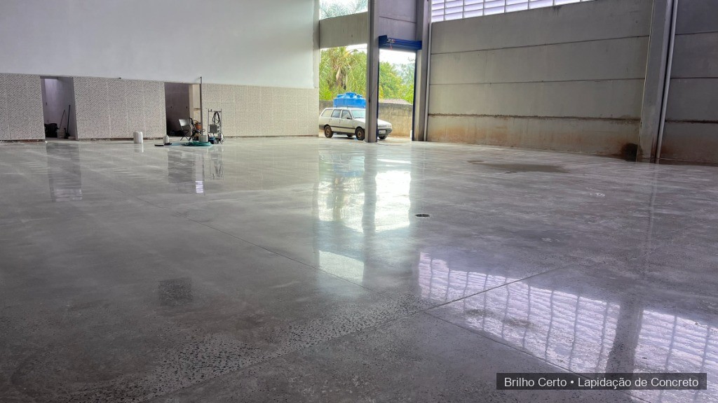 Piso de galpão comercial com alta reflexão e brilho espelhado