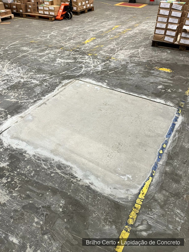 Piso industrial de concreto lapidado com alto reflexo