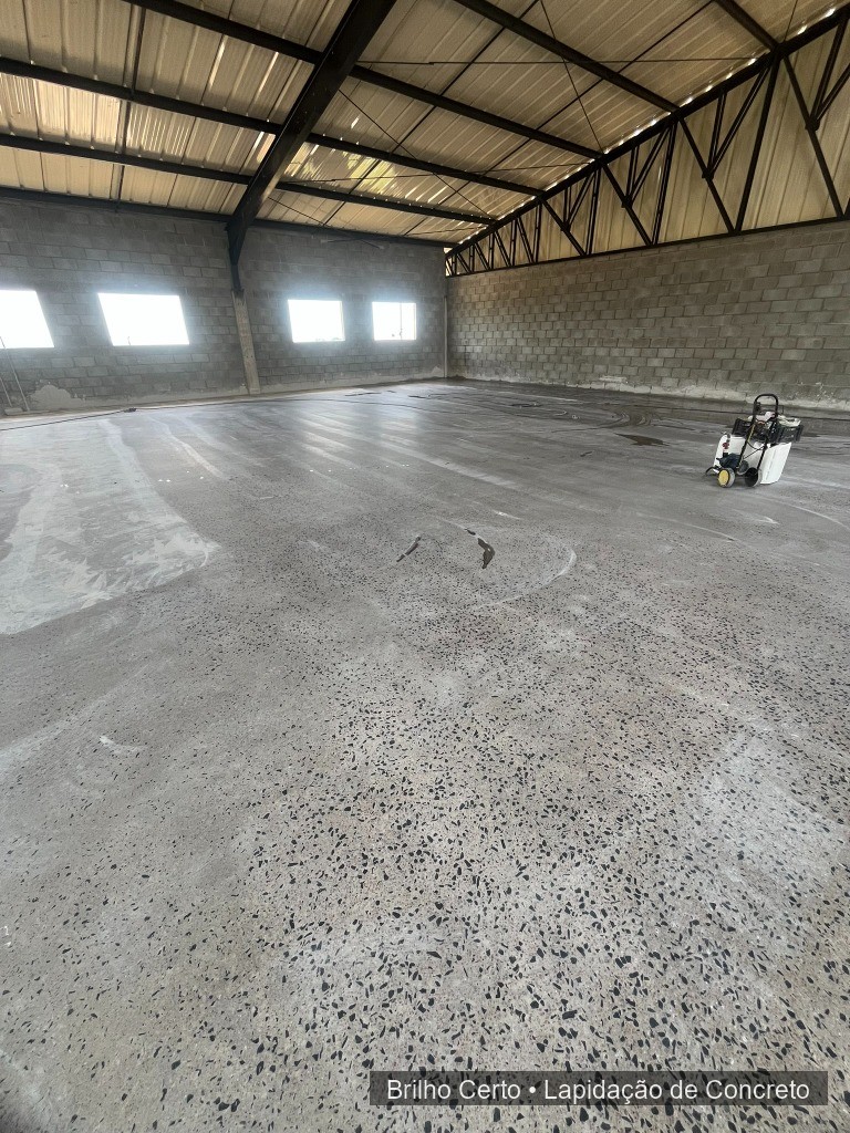Polimento de piso de concreto e exposição de agregados minerais