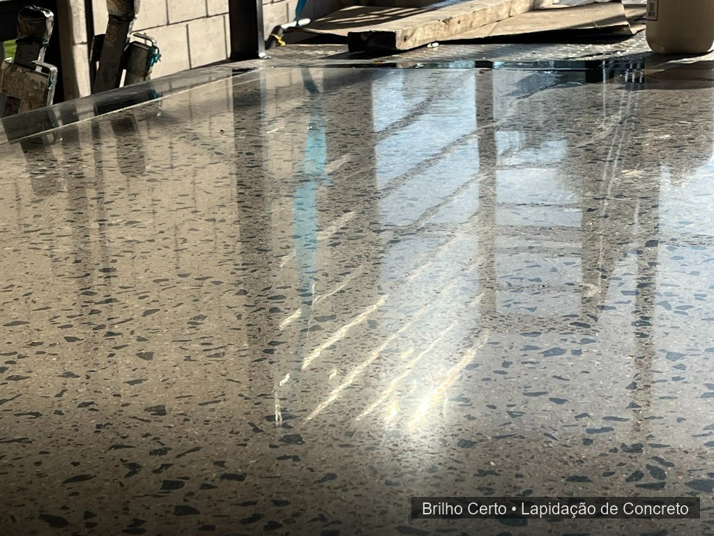 Profissional operando politriz de piso de concreto em obra
