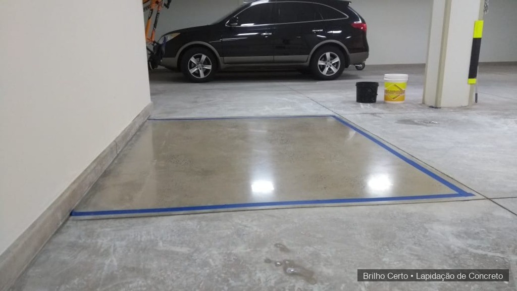 Teste de polimento e lapidação de concreto em estacionamento